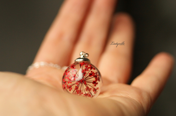 Kette Echte Dillblüten rot in Glaskugel / Blüten Schmuck / Geschenk für sie / Muttertag Geschenk / Brautjungfer Geschenk