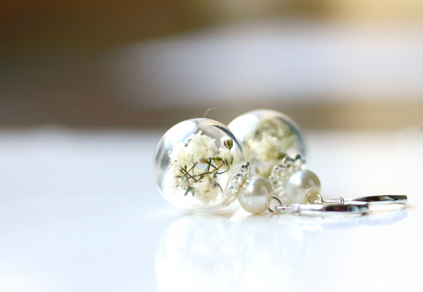 Ohrringe - Weiße Blüten in Glaskugel