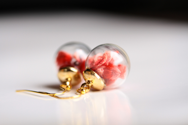 Echte Blüten Ohrringe - Rote Blumen in Glaskugel mit Sterling Silber vergoldete Ohrhänger / Natur am Ohr / Geschenk für Sie / Terrarium
