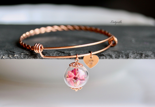 Personalisierter Armreif roségoldfarben mit Blüten in rosapink in einer Glaskugel und Herz mit Buchstaben Gravur / Geschenk für Sie