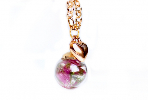 Goldfarbene Kette, Blüten und Moos in Harz