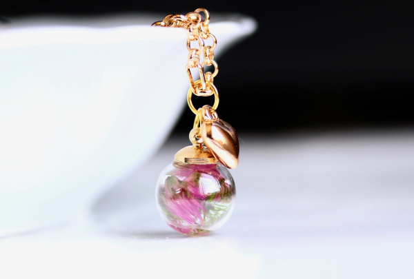 Goldfarbene Kette, Blüten und Moos in Harz