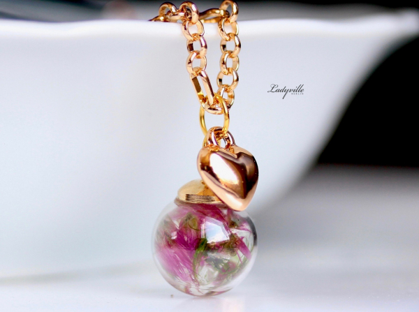 Goldfarbene Kette, Blüten und Moos in Harz