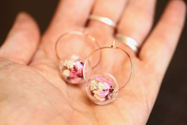 Blüten Ohrringe Perlen Creole aus Edelstahl 316L Statement Ohrringe Blüte Charm Einzigartig Geschenk für Sie floral Moderne Kreolen