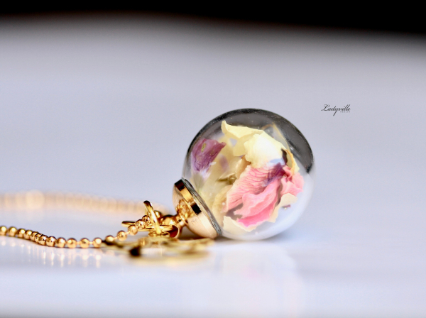 Goldfarbene Kette mit Blüten mit Engel