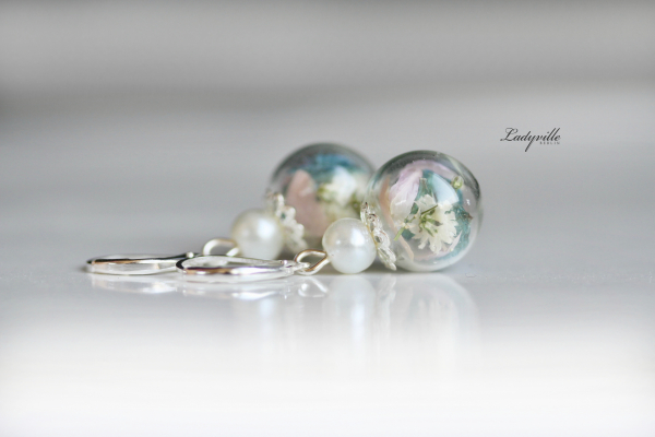 Silberfarbene Ohrhänger mit echten soft pastell Blüten und Perle / Blumenstrauß / Brautstrauß / Geschenk für Sie