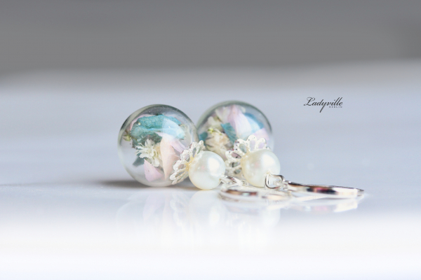 Silberfarbene Ohrhänger mit echten soft pastell Blüten und Perle / Blumenstrauß / Brautstrauß / Geschenk für Sie