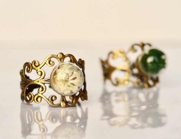 Vintage Bronze Ring - Moos oder weiße Blüten in Glaskugel / Geschenk für Sie / Ornament Ring / Blüten Ring / Moos Ring