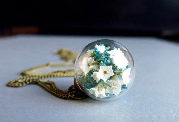 Kette - Echte Blüten in Glaskugel, weiß und blau
