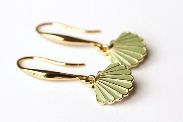 Muschel Charm Ohrringe / echt vergoldet / Emaille Schmuck grün / Geschenk für Sie / Trend Schmuck / verspielter Schmuck / Emaille Ohrringe