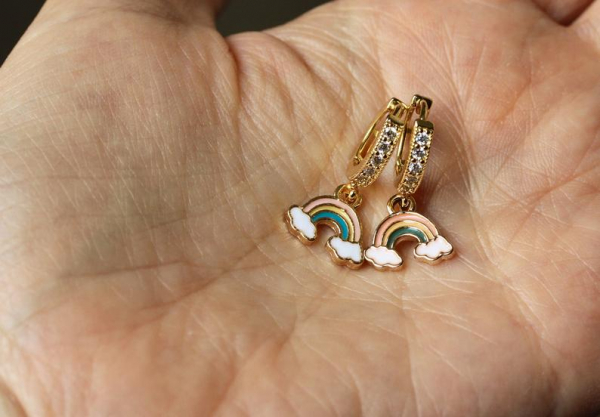 Creolen Regenbogen Charm Ohrringe / echt vergoldet / Emaille Schmuck gold / Geschenk für Sie / Zirkonia Schmuck / Emaille Anhänger Creolen
