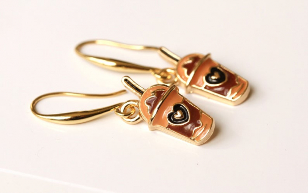 Kaffee Cup Charm Ohrringe / echt vergoldet / Geschenk für Sie / Trend Schmuck / verspielter Schmuck / Emaille Bubbletea Schmuck braun