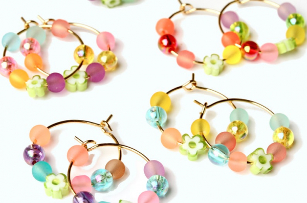 Candy Creolen Perlen / echt vergoldet / Geschenk für Sie / Trend Schmuck / verspielter Schmuck / bunte Charm Ohrringe / Sommer Ohrringe