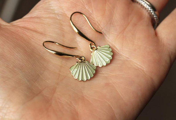 Muschel Charm Ohrringe / echt vergoldet / Emaille Schmuck grün / Geschenk für Sie / Trend Schmuck / verspielter Schmuck / Emaille Ohrringe