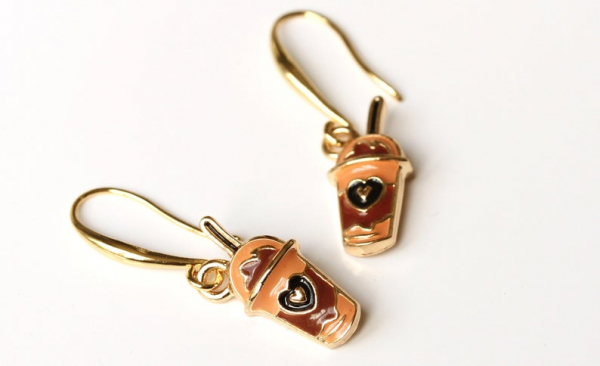 Kaffee Cup Charm Ohrringe / echt vergoldet / Geschenk für Sie / Trend Schmuck / verspielter Schmuck / Emaille Bubbletea Schmuck braun