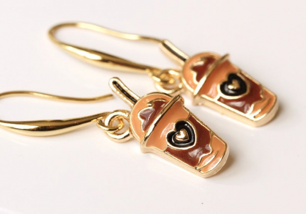 Kaffee Cup Charm Ohrringe / echt vergoldet / Geschenk für Sie / Trend Schmuck / verspielter Schmuck / Emaille Bubbletea Schmuck braun