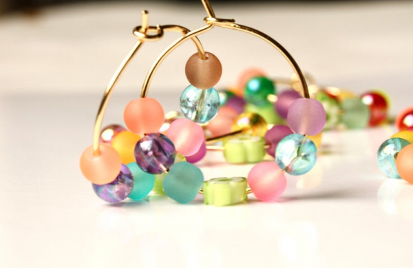 Candy Creolen Perlen / echt vergoldet / Geschenk für Sie / Trend Schmuck / verspielter Schmuck / bunte Charm Ohrringe / Sommer Ohrringe
