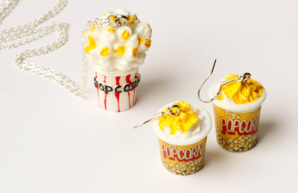 Popcorn Charm Ohrringe / Kino Schmuck / Geschenk für Sie / Trend Schmuck / verspielter Schmuck / amerikanisches popcorn Ohrhänger