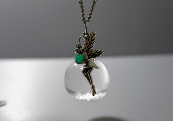 Kette - Fee mit ihrer Schneekugel nachtleuchtend