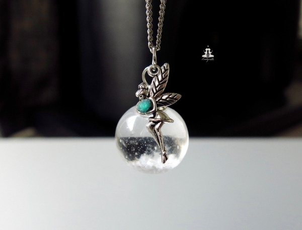 Kette - Fee mit ihrer Schneekugel nachtleuchtend