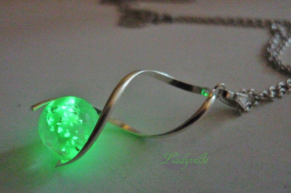 Kette - Phosphoreszierende Lampworkperle - Nachtleuchtend