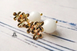 Sterling Silber vergoldete Ohrringe mit weißer Jade Perle und Blüte / Geschenk für Sie