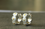 Creolen Gänseblümchen Silber 925 emailliert ein romantischer Ohrring als romantisches Geschenk für die Frau
