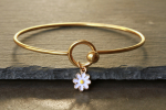 Armreif Gänseblümchen vergoldet und emailliert ein minimalistisches Schmuckstück und das perfekte florale Geschenk für Sie