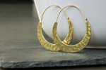 Ohrringe Creolen vergoldet mit per Hand gehämmerter Struktur als geometrische Statement Ohrringe das perfekte Geschenk für die Frau