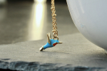 Kette Vogel emailliert mit kleinen Perlen als romantisches und außergewöhnliches Geschenk für Tierliebhaber und Naturfreunde