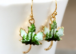 Blatt Ohrringe Ahorn in grün als Natur Schmuck oder Wald Ohrringe als florales Geschenk für Sie