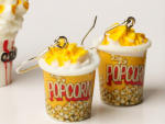 Popcorn Charm Ohrringe / Kino Schmuck / Geschenk für Sie / Trend Schmuck / verspielter Schmuck / amerikanisches popcorn Ohrhänger